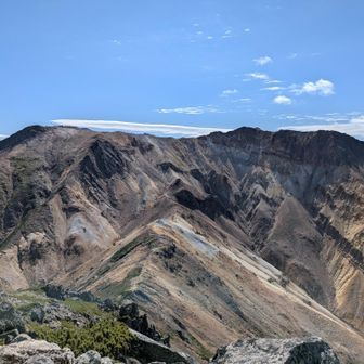 迫力満点の景色を見ながら戻ります✨️

山頂直下の下山時に、パトロールの方に、
「走るな！危ない！」と叱られ反省…😅
（走ってはいないですが、注意が足りなかったです💧）

山頂直下は急登で岩場なので岩が転がりそうで危ないです⚠️