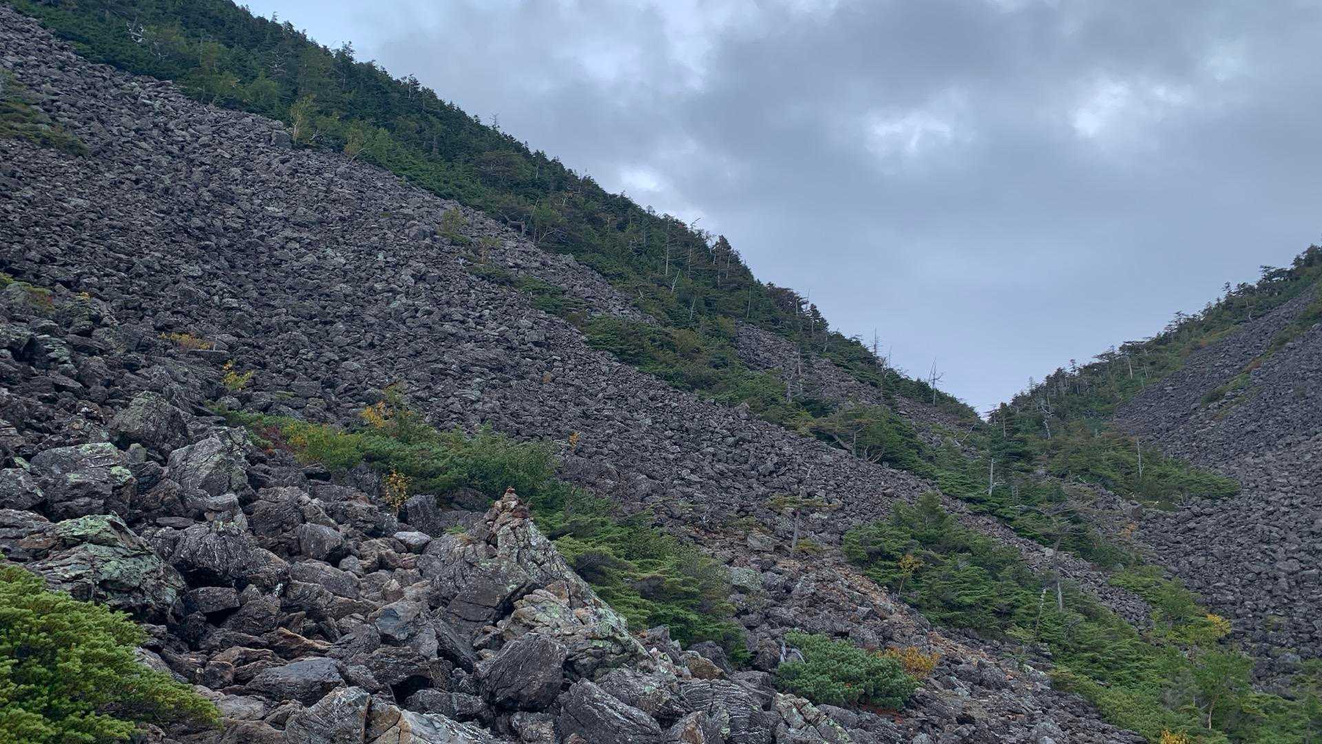 ここを通過するのは２回目。あちこちの山を登っていますがとても珍しい地形で印象に残っていました。どこを歩けばいいか分かりにくいですが途中石の上に白い丸印があります。