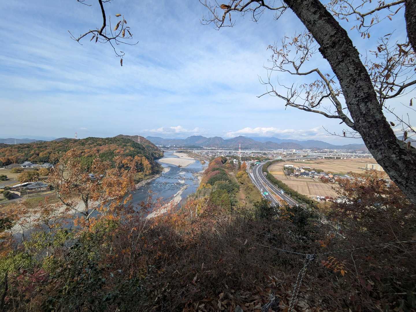 長良川展望台にて
北方向👀
長良川と東海北陸自動車道
