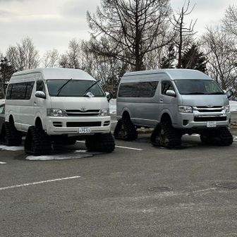 キャタピラを履いたハイエース