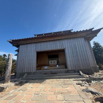 中岳山頂にある英彦山神社上宮⛩️
感謝の気持ちでお参り
木の良い香りがしましたー。