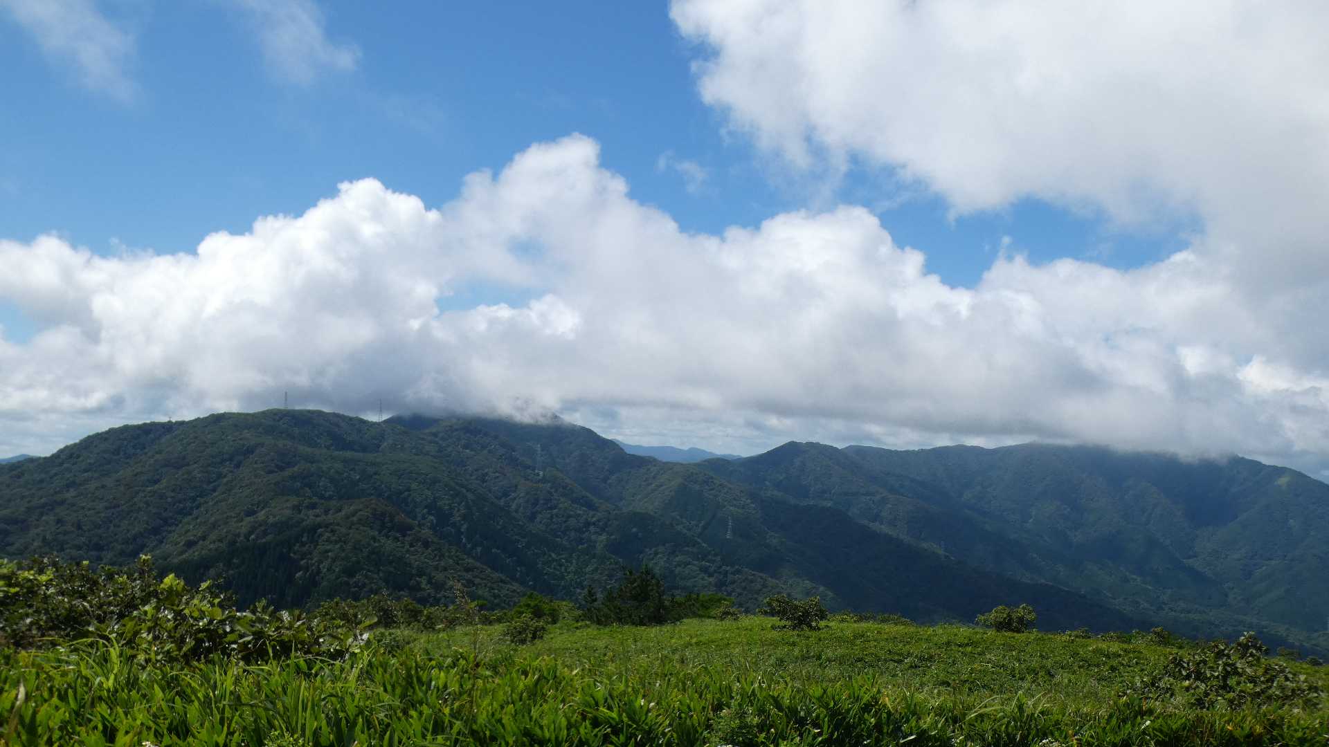 朝鍋鷲ヶ山・金ヶ谷山から毛無山への稜線。
朝鍋鷲ヶ山も頭にガスがかかっている。