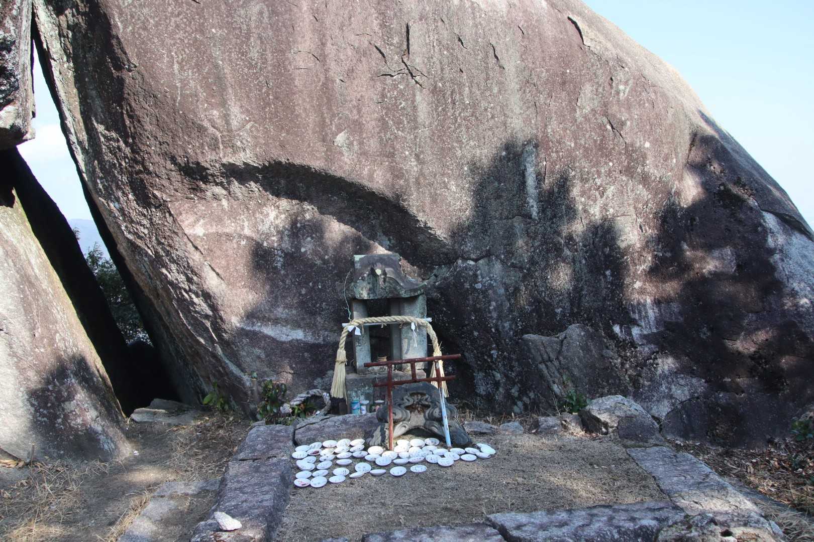 ここに陶器のお皿に願い事を書いて置いてます。