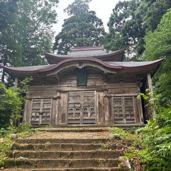 山頂の神社に到着。YAMAPの地図をもとに三角点と山頂標を探すも見つからず。