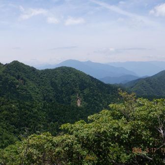 左の3つのピークの中央が鬼ヶ岳、右の三角形が王岳で、これから歩く稜線が見える。中央奥に毛無山@節刀ヶ岳