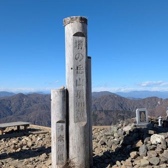 塔ノ岳山頂。ずっと台風みたいに強風に見舞われてました…