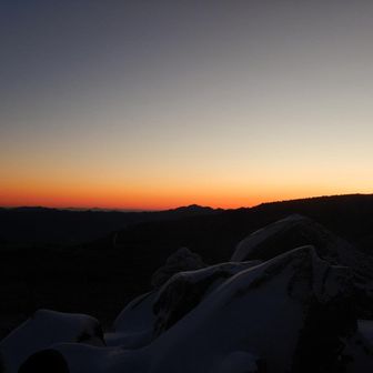 小屋のすぐ上の高見石にて朝食前の夜明け