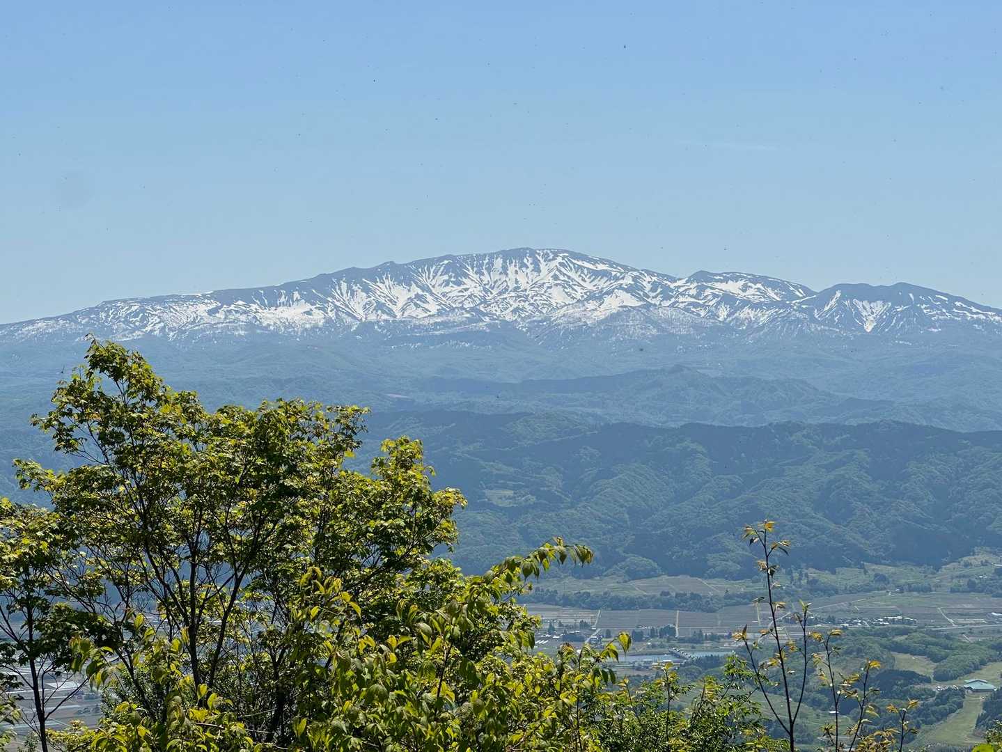 庄内側の月山は雄大