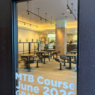 蔵王中央ロープウェイ鳥兜駅のカフェ
あったかそう
でも今回は入らず
お地蔵さんへ向かう
