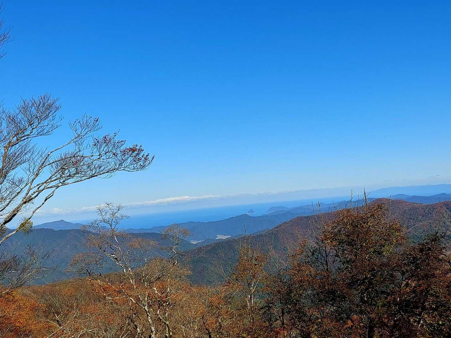 峠からは北東方面に若狭湾が見えます