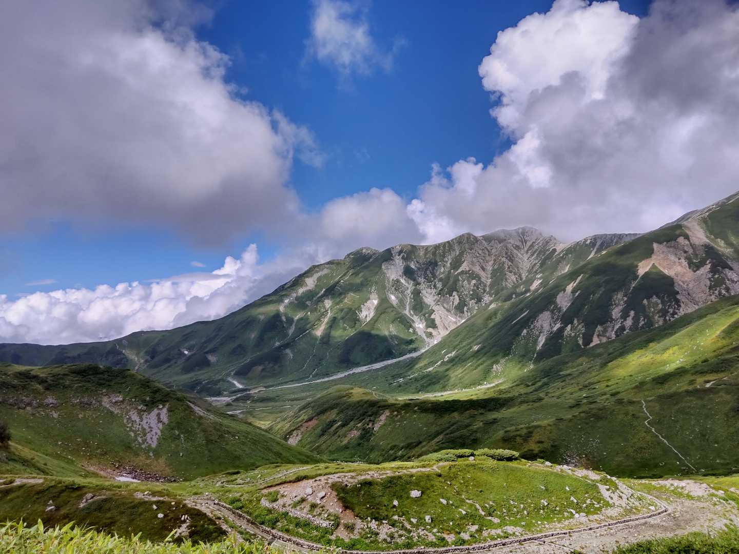 やっと立山三山から御前小屋あたりまで顔をみせた