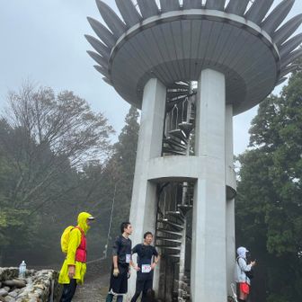 焙烙山山頂に着きました❗️
雨、ザーザー🤣