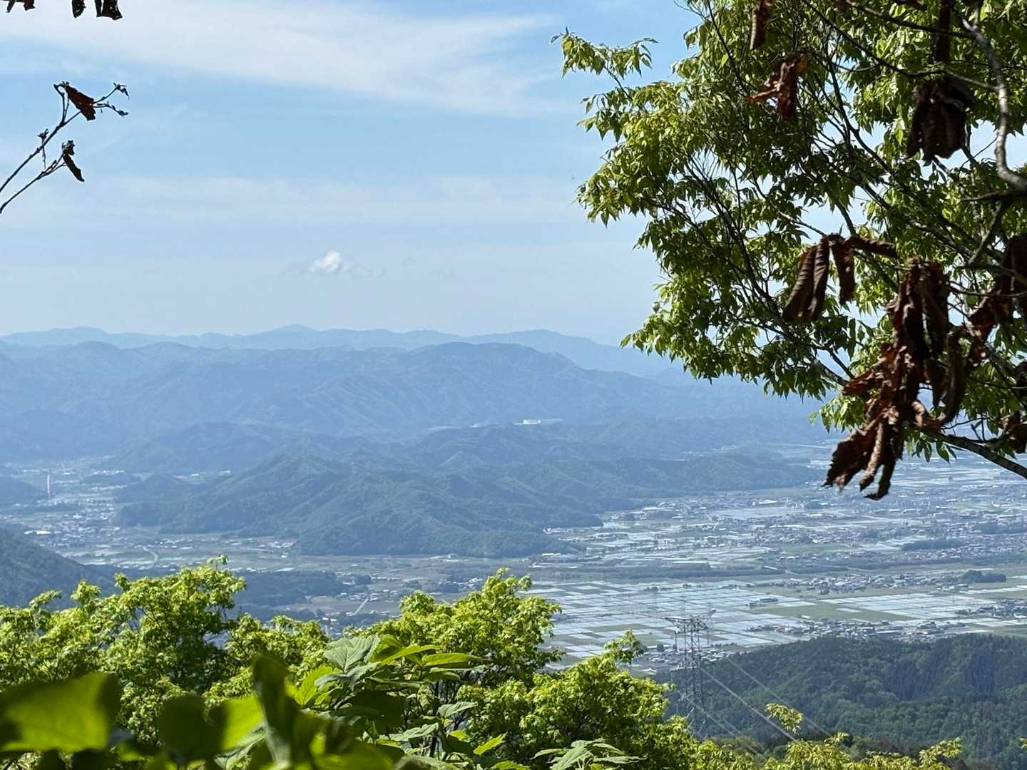 木々の合間から
横山方向
田んぼに水が入って綺麗な季節🌱