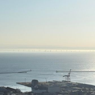 中央埠頭から対岸の風力発電