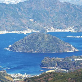 当初、行くはずであった淡島が眼下に。