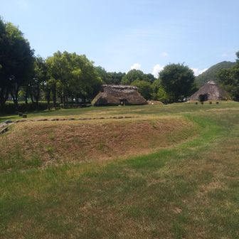 縄文時代の竪穴建物と古墳が復元されてる　ここを通過して登山道へ　熊の注意喚起はなかったが、前回も今回もなんか怖い感じなので鈴+おもちゃの拳銃で音を出した　調べたら今年の5月に周辺で熊出たらしい😨