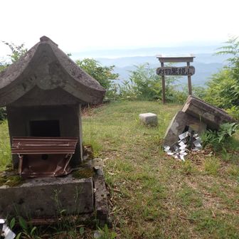 祠もある山頂です。