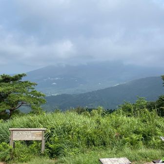 途中から、陽がさしてきたけれど、頂上からの筑波山は上の方見えない。
上は風が通るので気持ちいい。