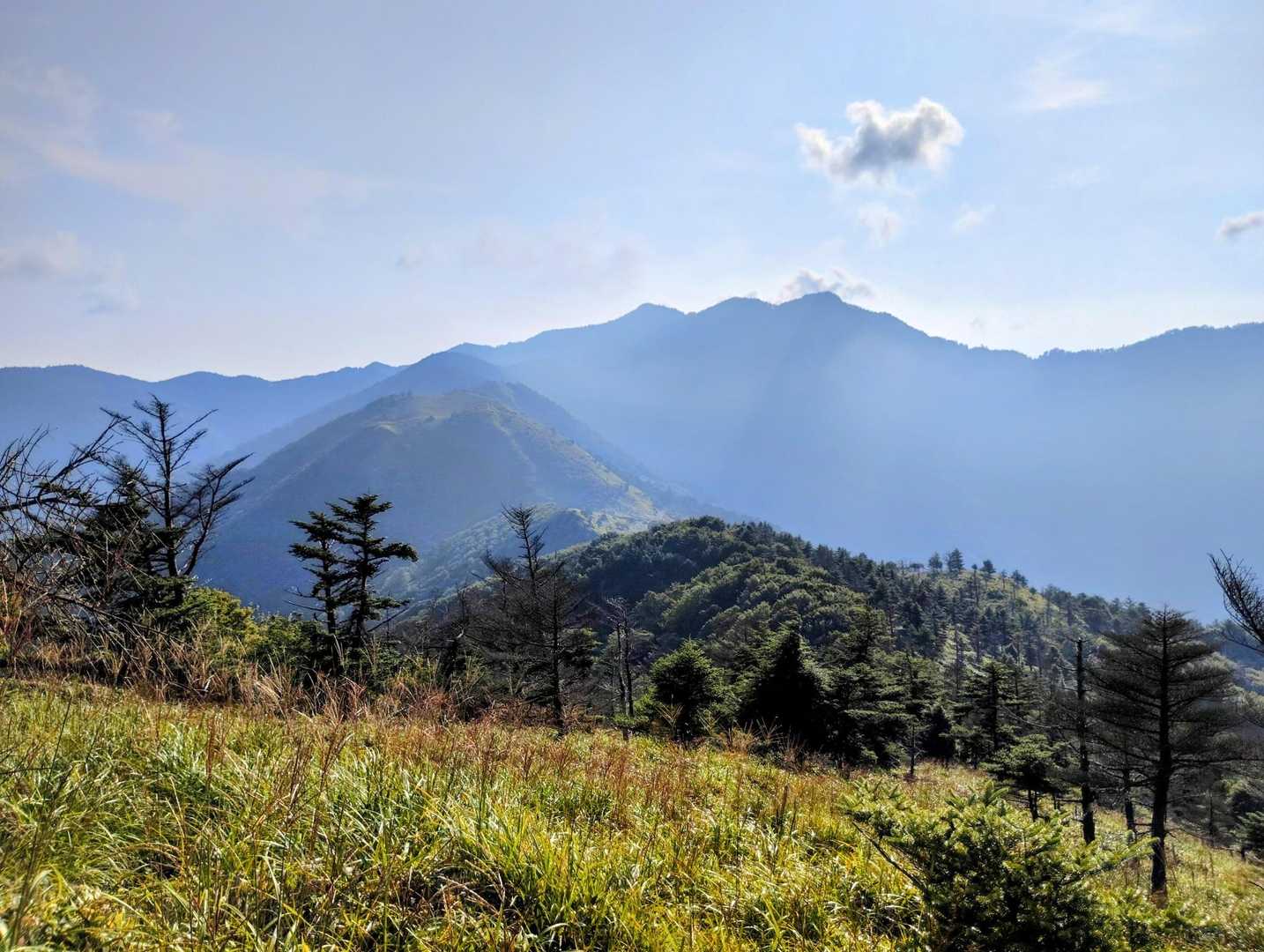 景色に見とれながらまずは落禿(おちはげ)目指します🚶‍♀
