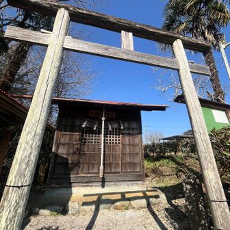 その向かいには神社