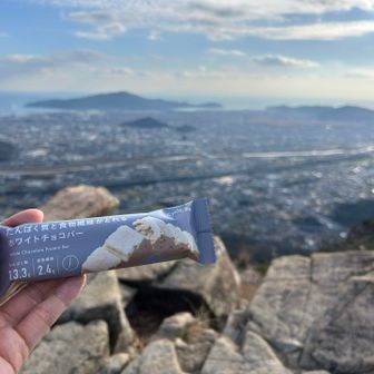 コンビニで買ったホワイトチョコバーでエネルギーチャージ。