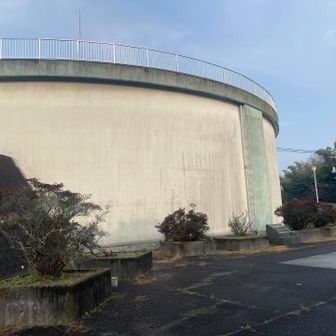 貯水タンクの脇を通ります。