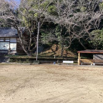 権現山山頂への道がある植公園の広場、ここから山に入ります。