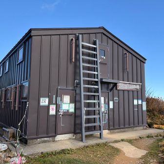 三国岳避難小屋
ここのトイレは1室開放されていた。
トイレットペーパーも置いて頂いて親切！