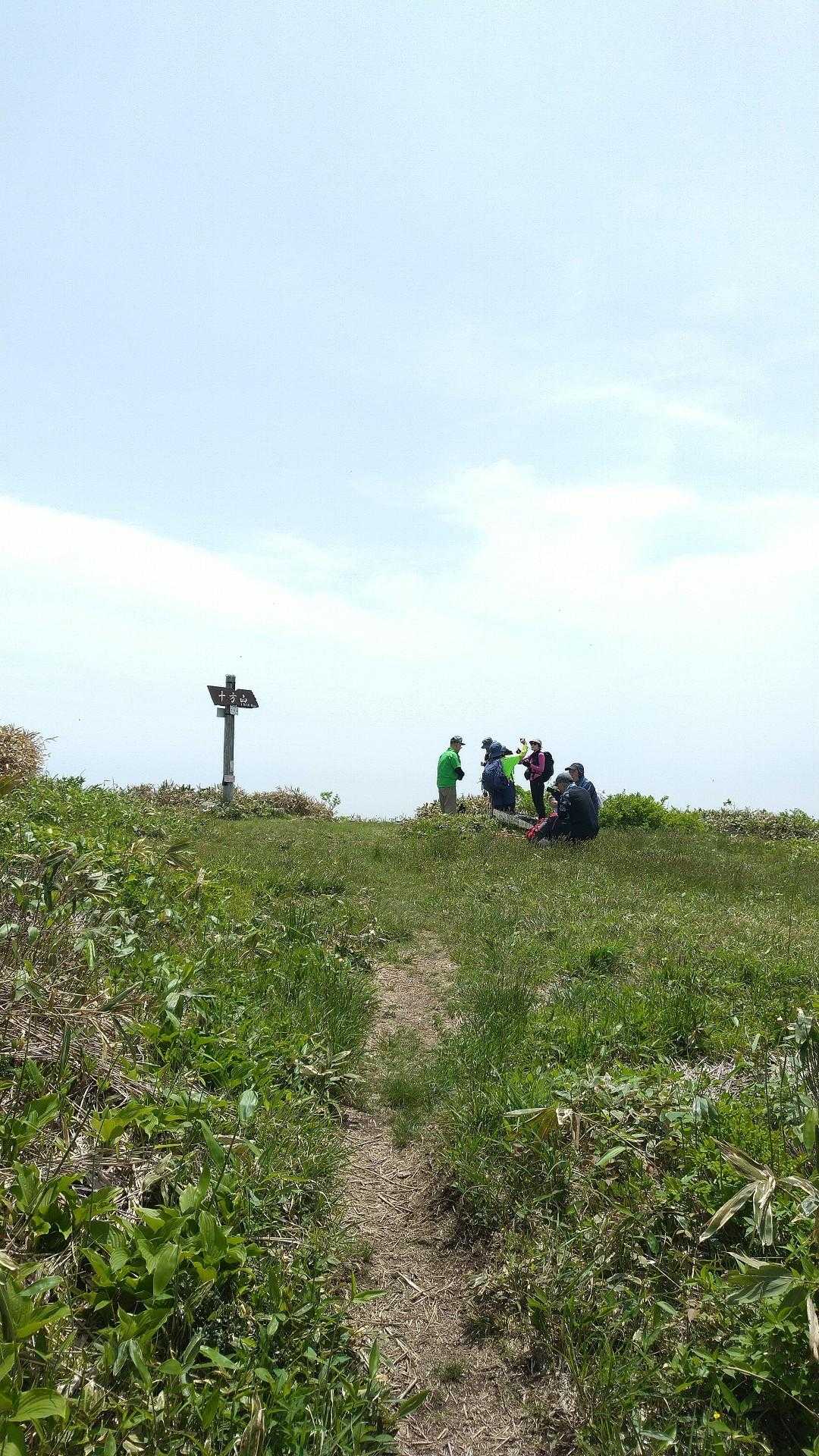 山頂が見えて来ました🟦
何だか輪が出来て賑やかですね～😃