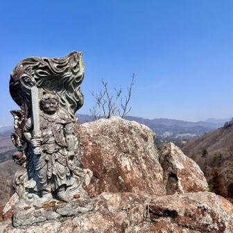 岩に登ると不動明王🔥