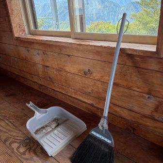 たろうも白鳥小屋で何かお役に立てないかと思い💪

掃除していきます🧹💦