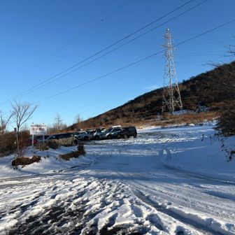 下山完了🙌
今日も無事に戻って来れました。
ありがとうございました😊
今シーズンの雪山初め❄️
綺麗な霧氷が見れて最高の薪あげ山行になりました✨

朝より🅿️の車増えてました。
下山で数組のパーティとスライドしました。
小屋泊かな。いいなぁ〜♪
