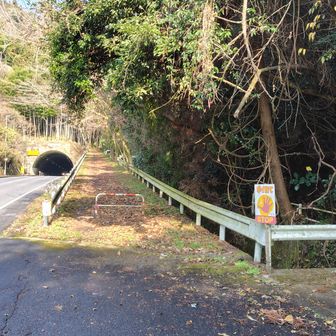 トンネル手前の米泉湖ハイキングコース 米泉湖方面入口前にある駐車場？　空地？　
に車を止めてスタートです。