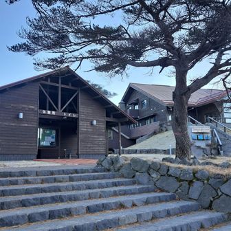 えびの高原で車中泊。
トイレが綺麗で夜間の人感センサーライトはすべての霊的存在を吹き飛ばすとてつもない明るさ✨安心😊