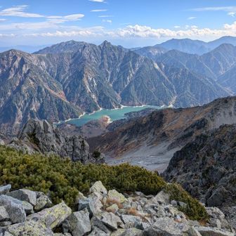富士ノ折立から黒部湖。
赤沢岳、スバリ岳、針ノ木岳、蓮華岳。
