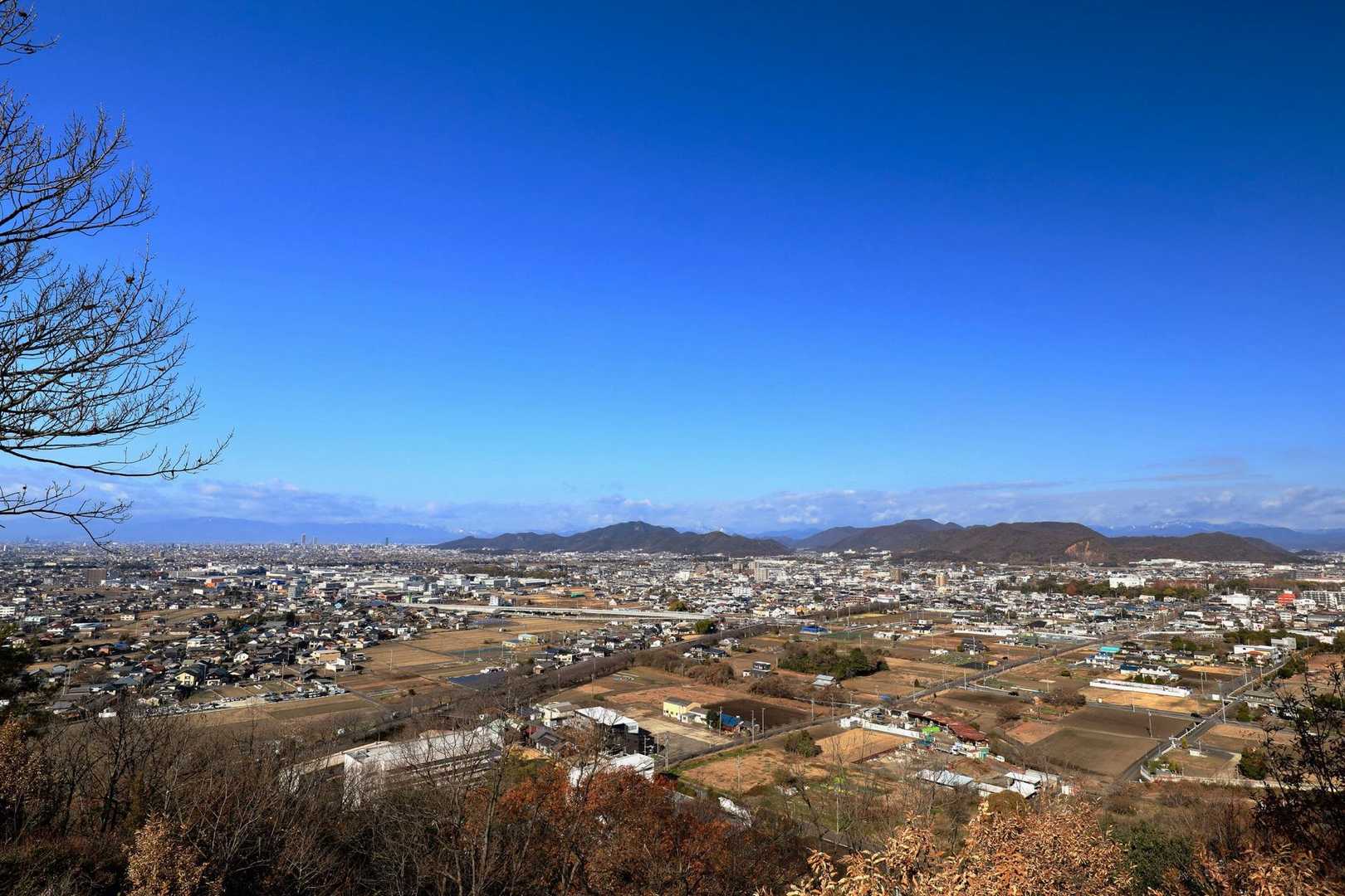 📸 山頂東屋から金華山方面
スカッと絶景🤩しかも貸切タイム🙌✨三井山は本当にタイパ良き❤️お山だネ✌️