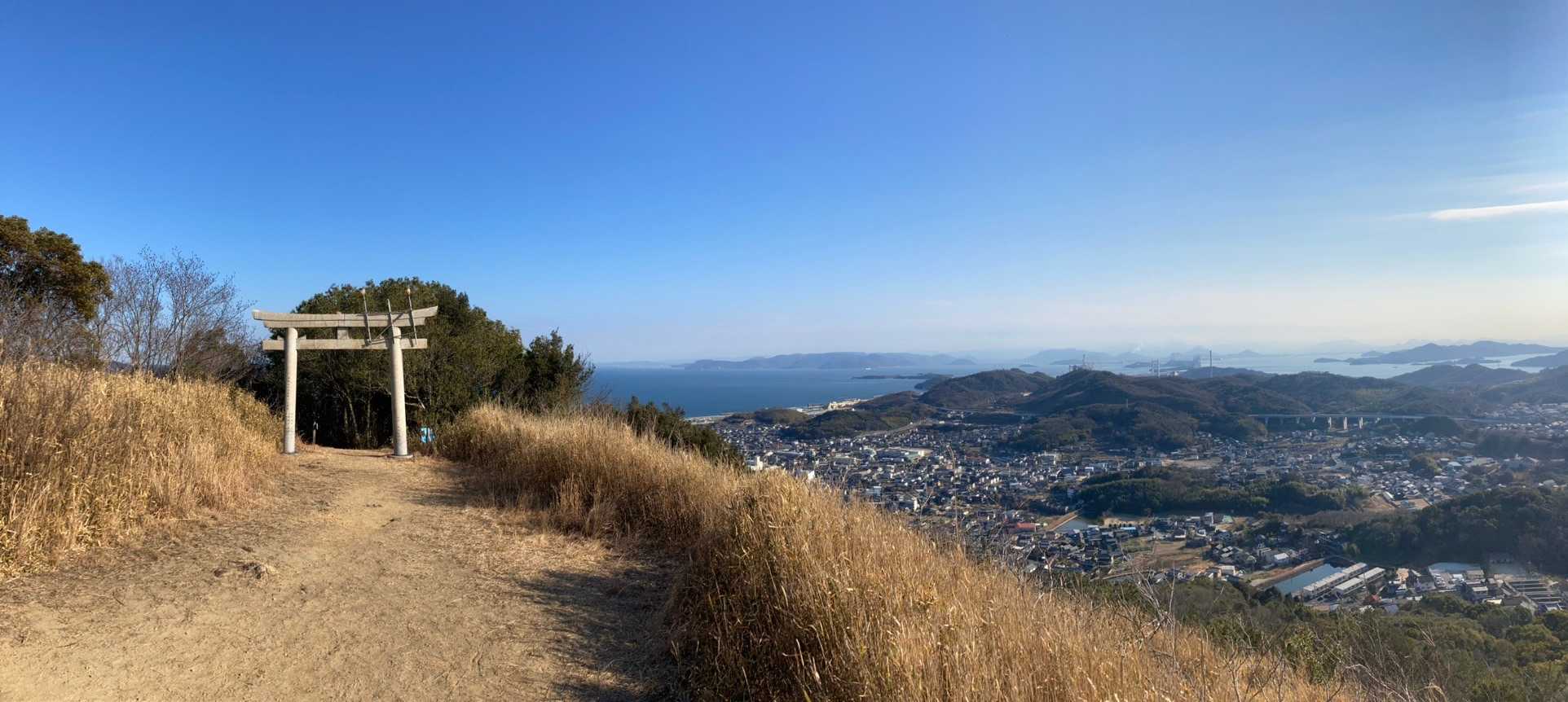 200mそこそこだけど、瀬戸大橋を中心に瀬戸内海〜四国の眺望が東〜南〜西と270°くらいありそう。1日いれば太陽の軌跡を完全フォローできるね。