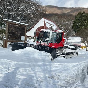 圧雪車　今季も忙しいシーズンになりますように😌