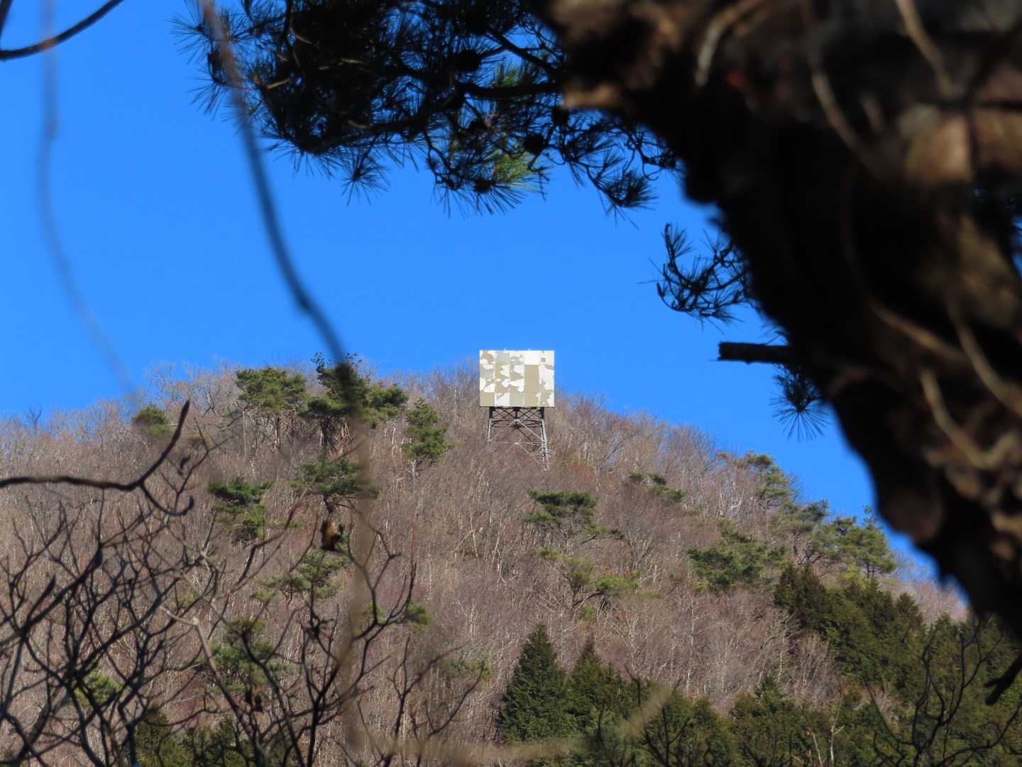 山頂付近の反射板
かなりズームしているので、まだ距離あります。