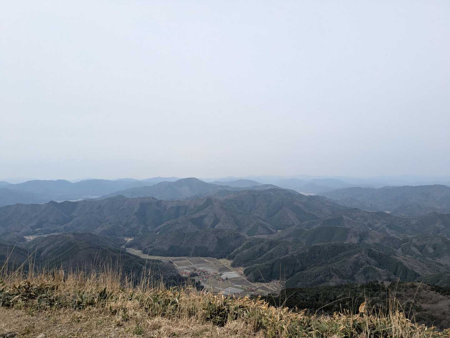 山頂からの景色は…
夫が撮ってくれるだろう
収まりきれないものを撮るのは最初から諦める私
