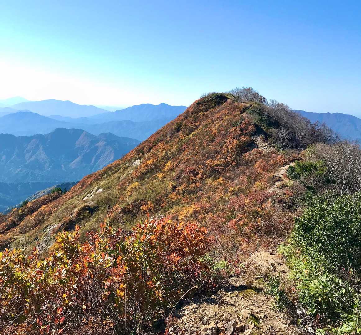 峰が焼けるような焼峰山。