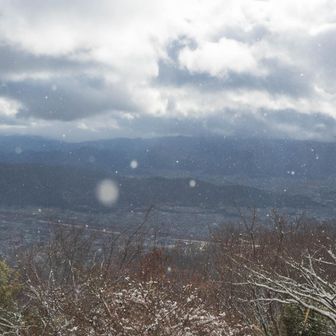 雪が降る中、上が市街が見えている