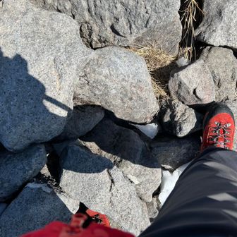 ゴーロ帯は雪がなく、チェーンスパイク外して登りました