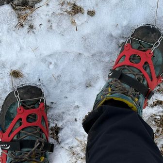 ここからは軽アイゼンを着用➢ ➣