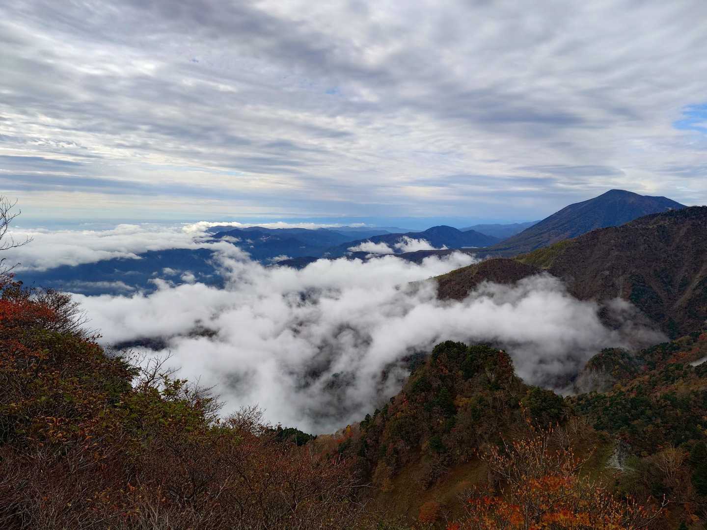女峰山往復 | 天空へ誘う回廊を越え、雲上を歩く。遥かなる山並みが織りなす絶景の写真