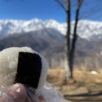 今年歩いた稜線、白馬岳と杓子岳を眺めながらシャケおにぎりで補給🍙