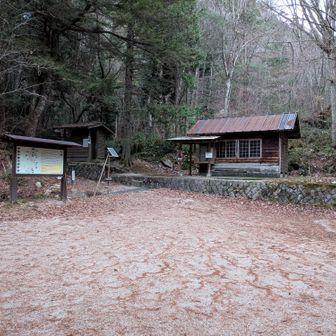 駐車場。避難小屋、トイレ、地図あり