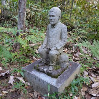 篠原無然さんのかわいらしい像　数年前は麦わら帽子がかぶせてあったが、よく見ると男前の顔がそっくりに作られている。しかし胴体が小さくデフォルメされていて愛嬌がある（失礼）
