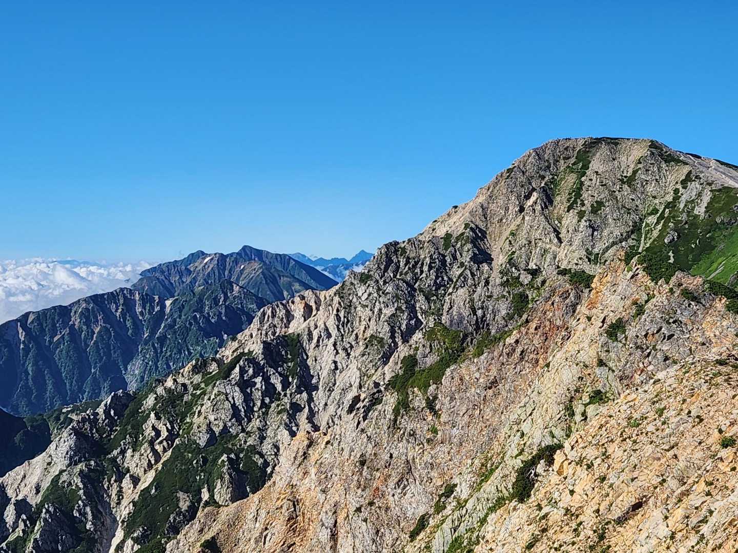 「杓子岳」からの眺め…その3。
「白馬鑓ヶ岳」と､奥に「鹿島槍ヶ岳」(たぶん)方面。