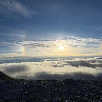 太陽の左の方に…縦の虹🌈